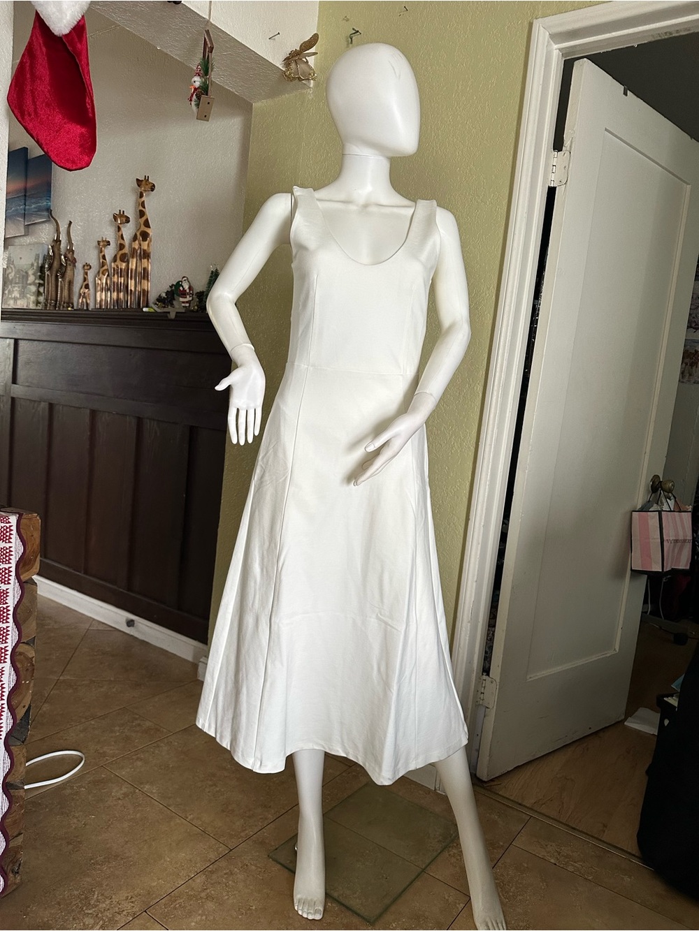 Classic White Sleeveless Maxi Dress with Scoop Neck